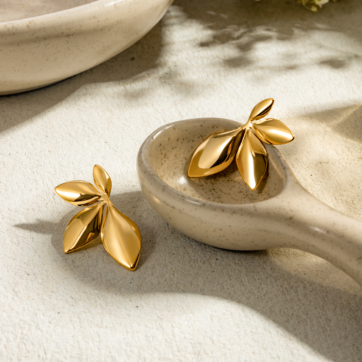 Golden Bloom – detail pozlacených květinových náušnic